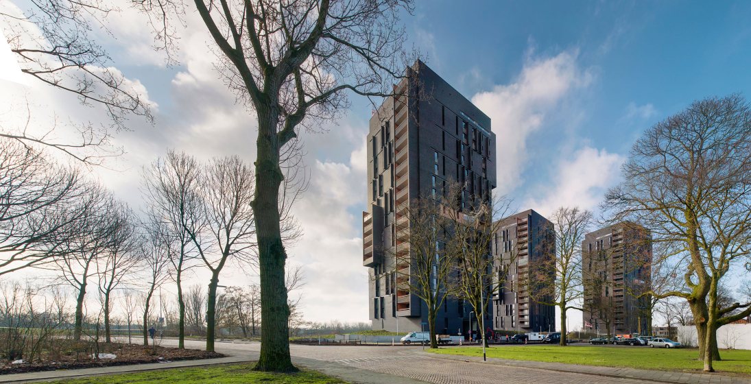 Drie hogen gebouwen genaamd "De scuplturen".