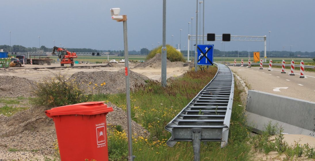 De A9 onder constructie met een rode huuralarm container in de voorgrond.