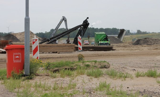 Constructie plaats met rode huuralarm container