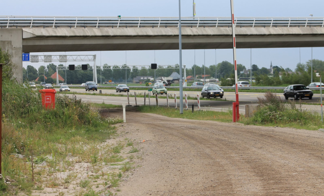 Constructie plaats met rode huuralarm container
