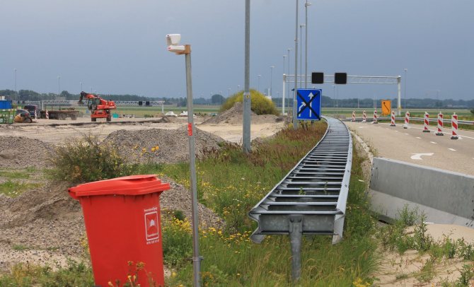 De A9 onder constructie met een rode huuralarm container in de voorgrond.